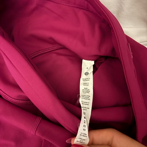 Lululemon wonder under HR train 28in - Picture 2 of 3